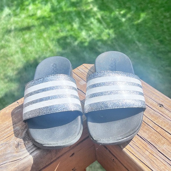 Adidas Girls Flip Flops Metallic Size 2 - Picture 1 of 4